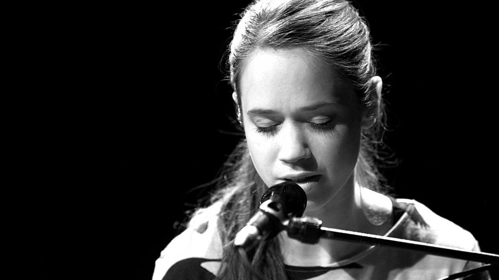 Lilly Among Clouds am Flügel bei TV Noir im April 2017