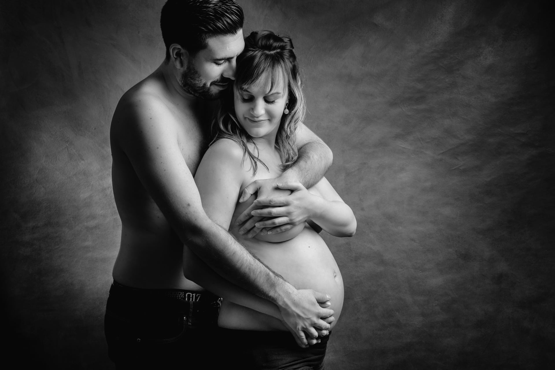 Couple pendant la grossesse en noir et blanc
