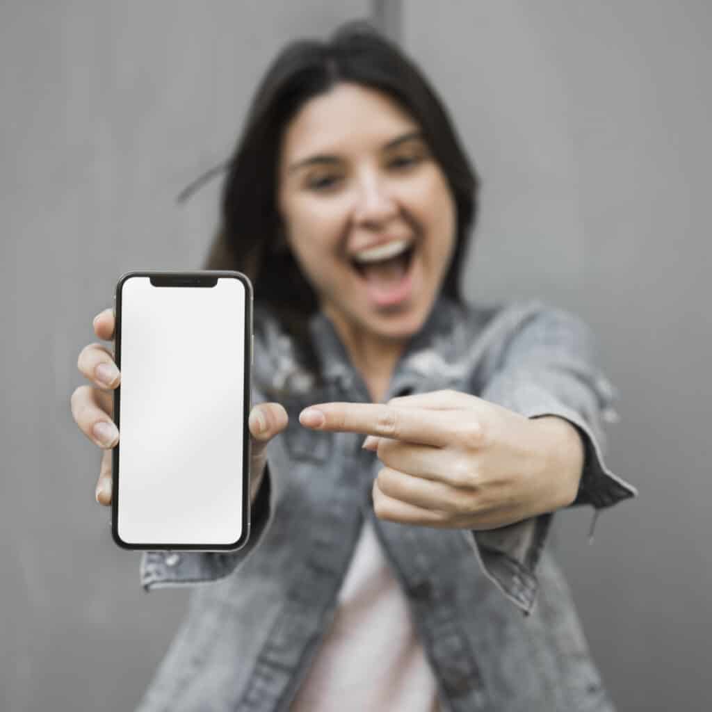 amazed-young-woman-showing-smartphone restaurant text to order