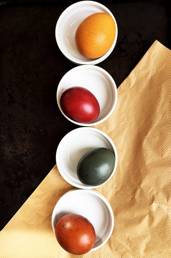 Natural Dyes for Easter Eggs | Would you like to dye eggs naturally with turmeric, tea, red cabbage and onion skin? Read my instructions below and you'll be pleasantly surprised with the result.