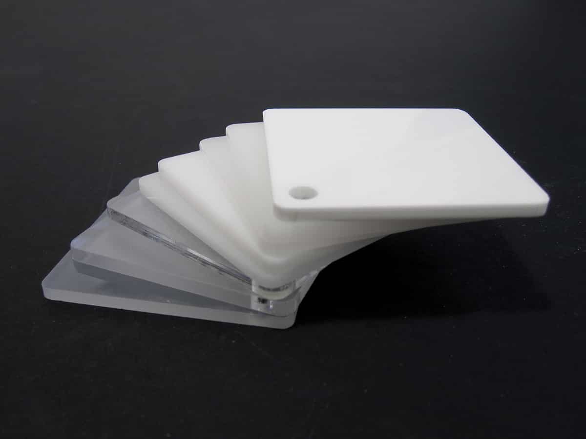 Nuancier de plexiglas transparents, fumés et blancs