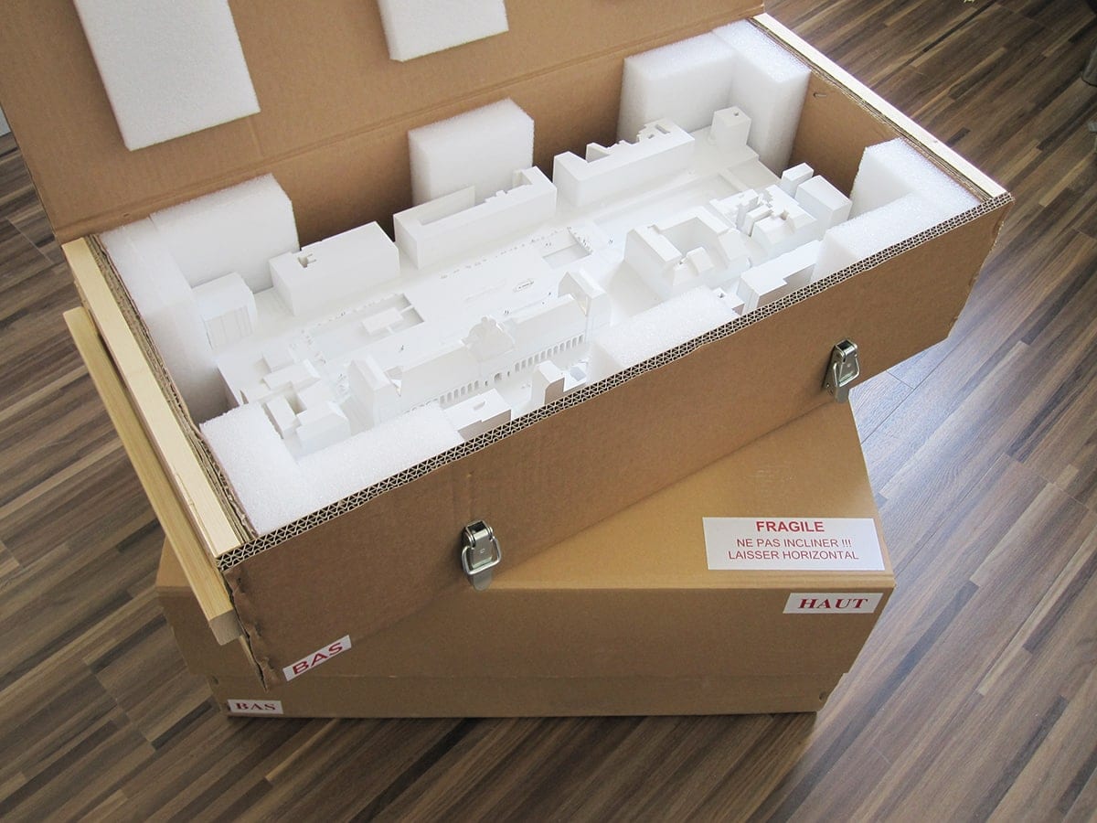 caisse carton avec armature en bois et fermeture grenouillère