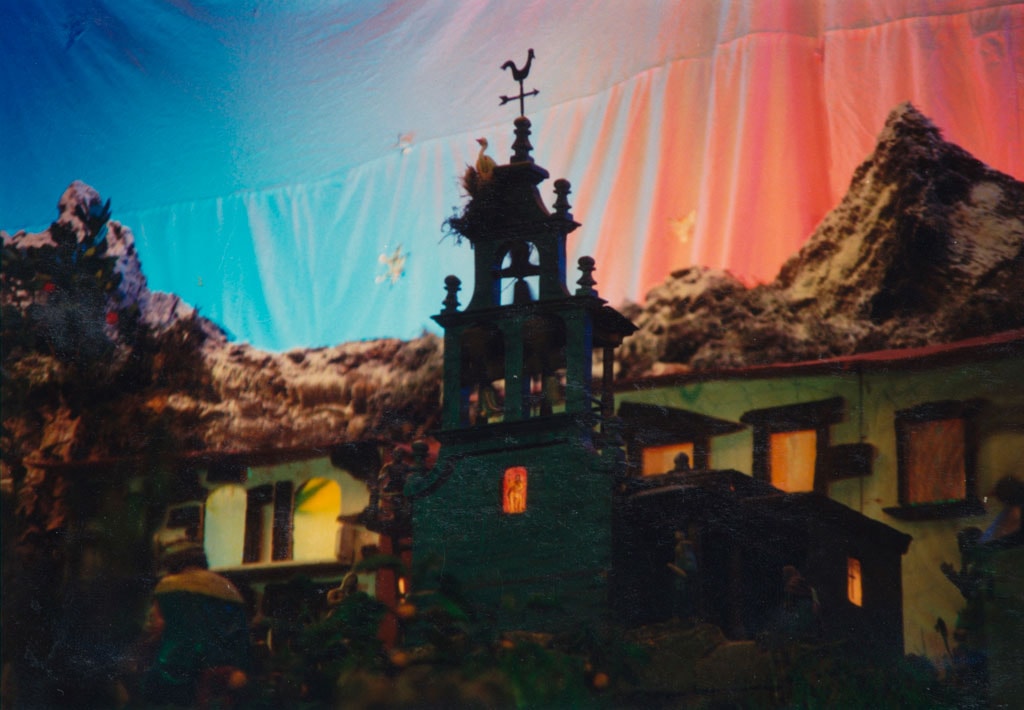 La iglesia. La iglesia con los picos nevados al fondo.