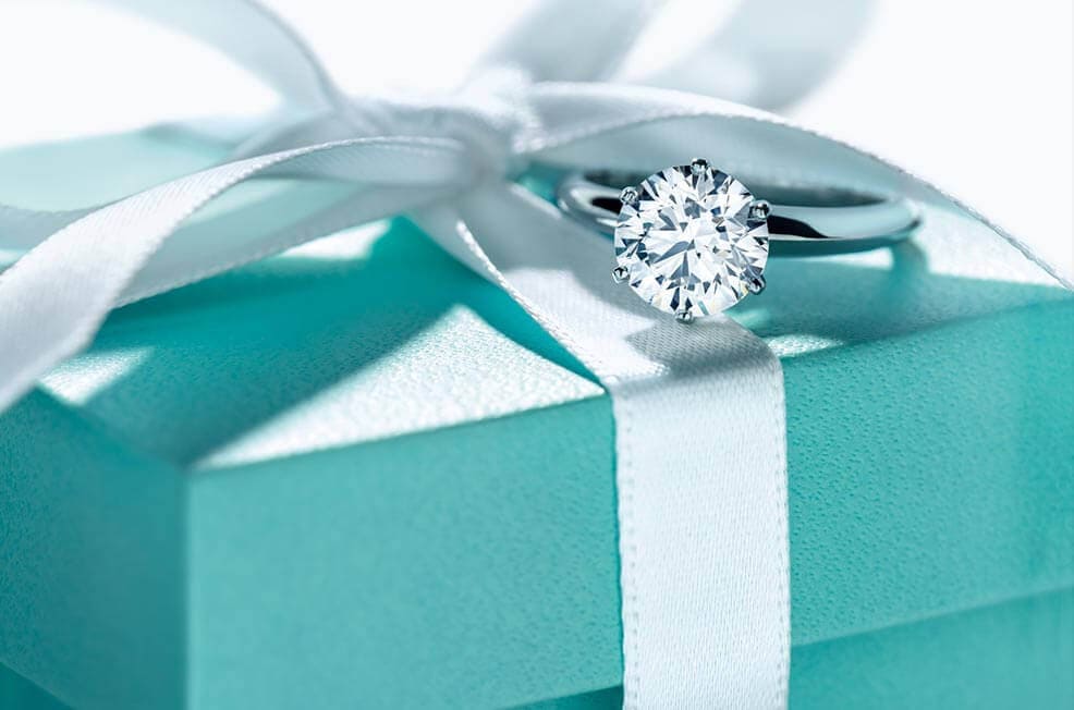 Tiffany Verlobungsring mit Tiffany-Setting auf Blue-Box Tiffany Verlobungsring mit Tiffany-Setting auf Blue-Box