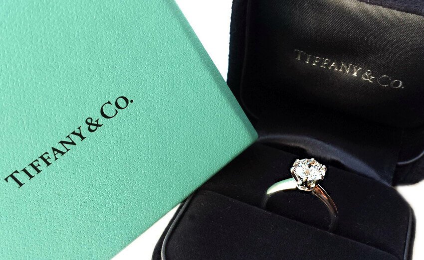Brillant im klassischen Tiffany-Setting mit Diamanten-Bandring Der Tiffany Setting und sein Gegenwert - klassisches Tiffany-Setting mit Diamanten-Bandring