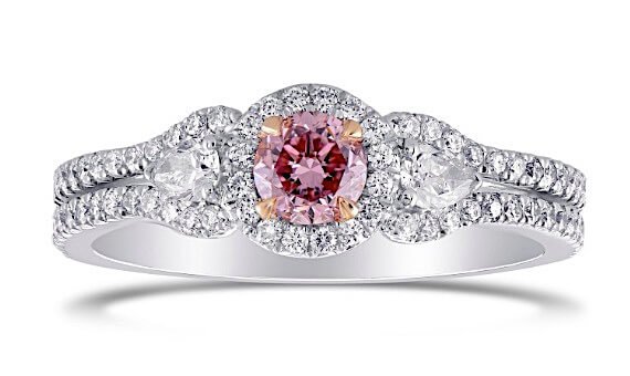 Argyle 0.64ct 3-Stein Fancy Intense Purplish Pink- intensiv Rosafarben - der Center-Diamant mit Brillantschliff 0,31ct Argyle 0.64ct 3-SteinFancy Intense Purplish Pink - Center-Diamant mit Brillantschliff, 0,31ct