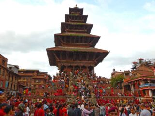 Tempio Nyatapola di Bhaktapur, in Nepal durante la festività Gai Jatra ad agosto