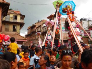 Altari funebri al festival Gai Jatra di Bhaktapur, Nepal