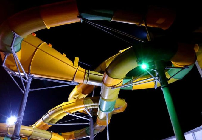 Bunte neue Rutsche bei Nacht Bunte neue Rutsche bei Nacht