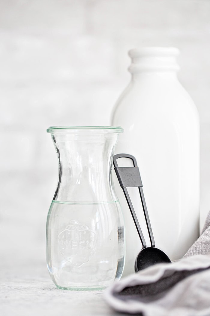 white vinegar and a measuring spoon