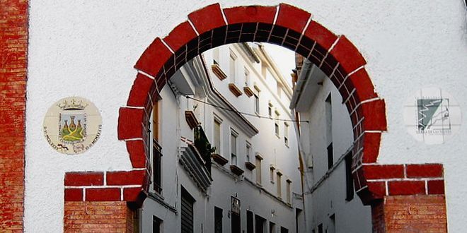 Arco de entrada en Fuente del Cristo