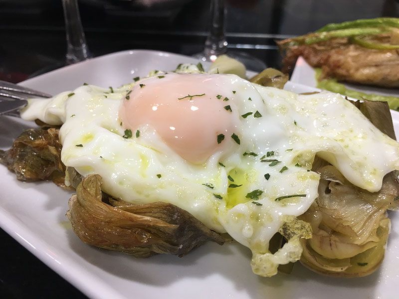 Verduras de Tudela - Navarra - Mejores pintxos de Tudela - Alcachofas y huevo frito del bar Al Andalus