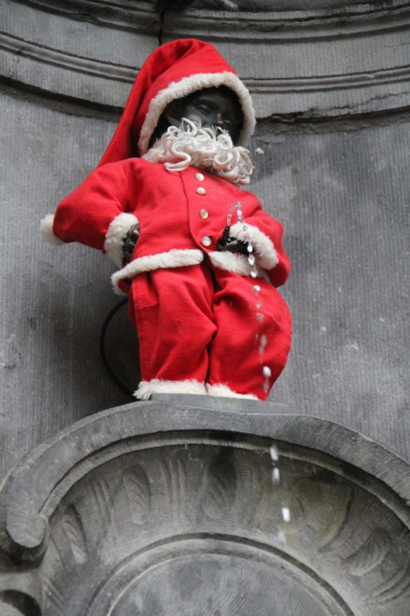 santa Photo of the Day: Belgian “Little Man” Pees