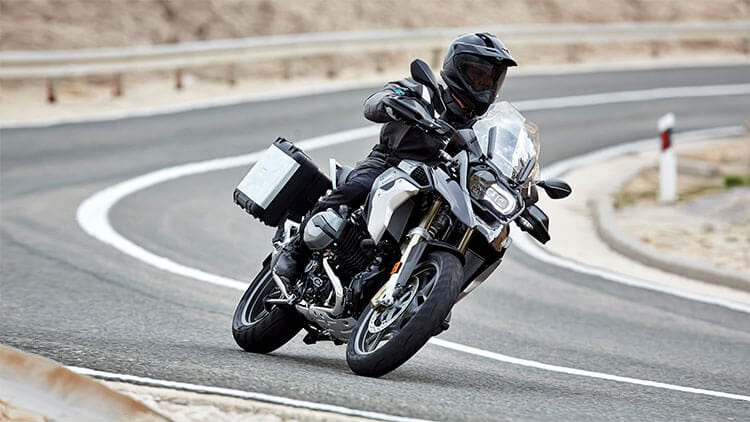 Moto BMW R1200GS Moto BMW R1200GS on the road