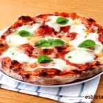 Auténtica pizza italiana. Masa de pizza. Salsa de pizza