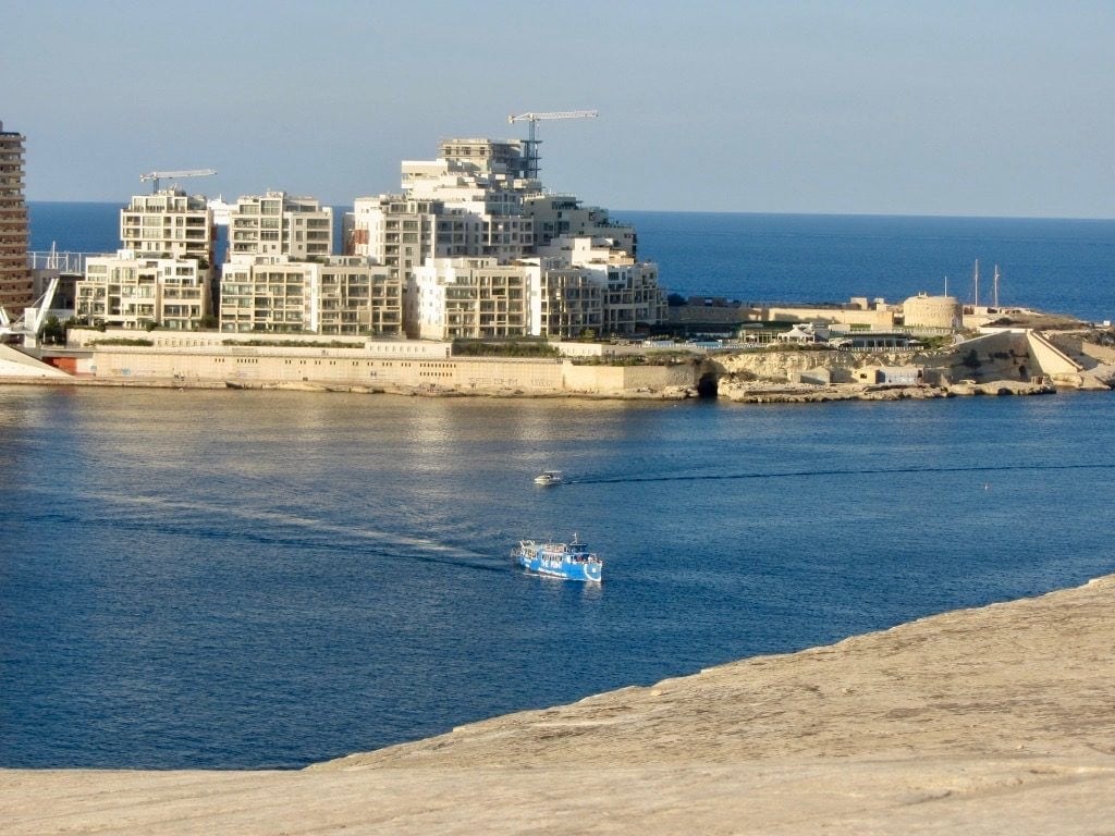 Il traghetto che arriva a Valletta con Sliema sullo sfondo