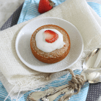 Individual Vanilla Cakes with Strawberries and Cream