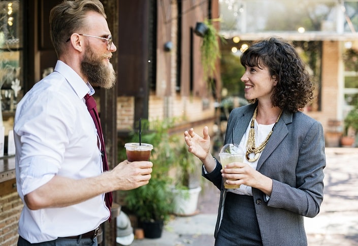 Der ultimative Leitfaden für Small Talk: Gesprächseröffner & mehr