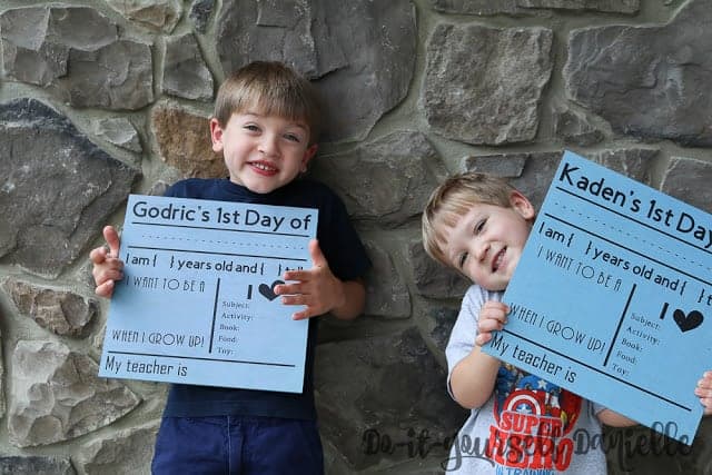 Easy DIY Reversible First Day of School Photo Signs How to make back to school photo signs.