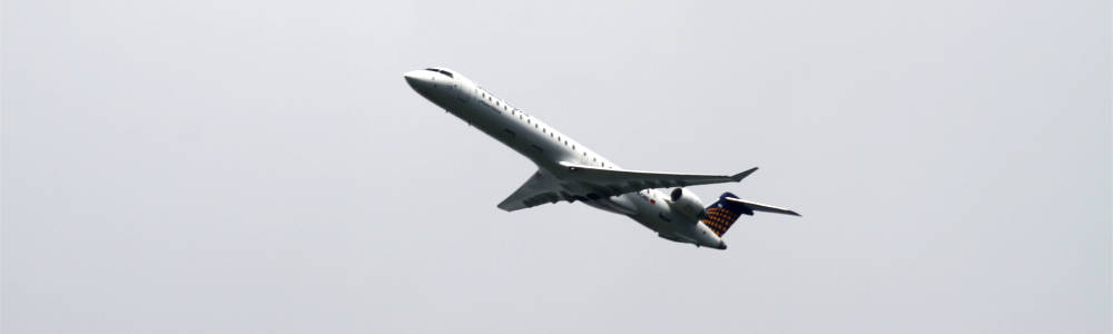 Flightradar24: Bild eines Flugzeugs beim Start. Verfolgbar bei flightradar24