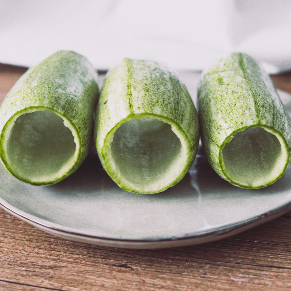 Ausgehöhlte Zucchini auf einem Teller