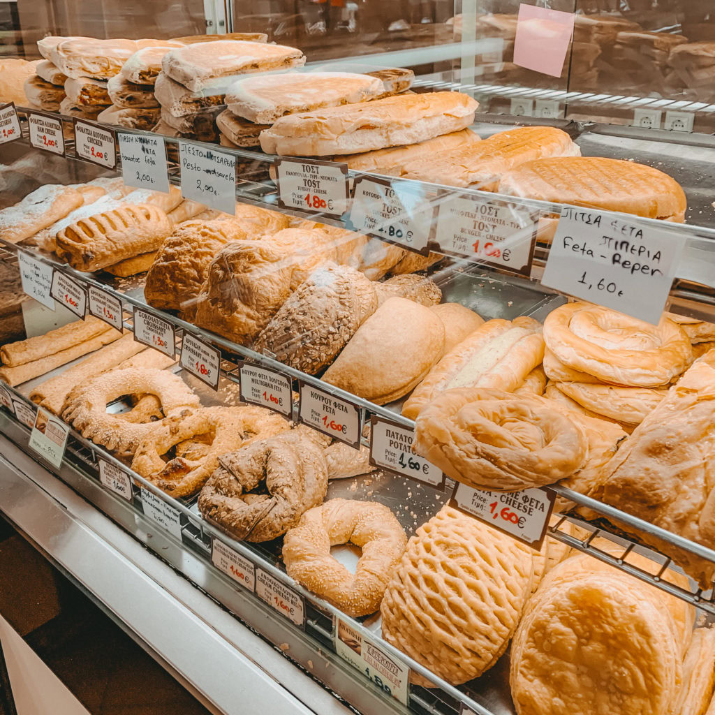 Gebäck in der Vitrine eines griechischen Bäckers
