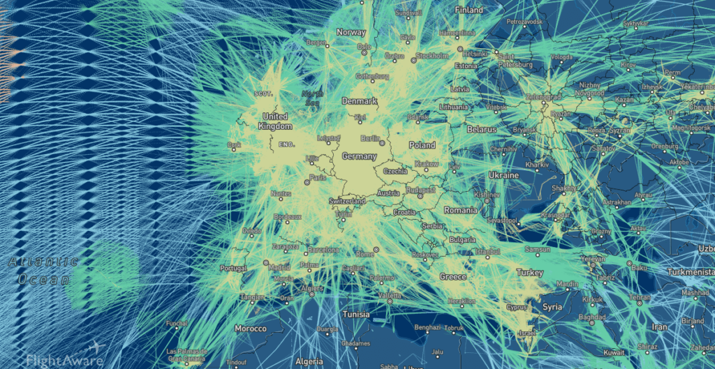 Une photo montre la forte couverture de FlighwAware sur la France et le reste de l'Europe.
