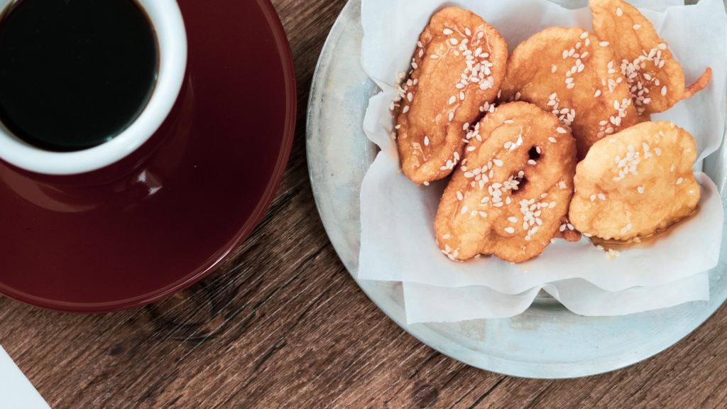 Kretische Pfannkuchen und griechischer Kaffee