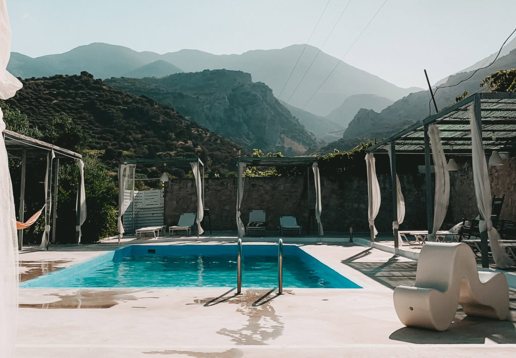 Blick auf einen Swimming Pool, Berge im Hintergrund