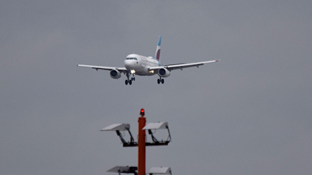 On approach: RadarVirtuel shows aircraft movements like these on a digital map.