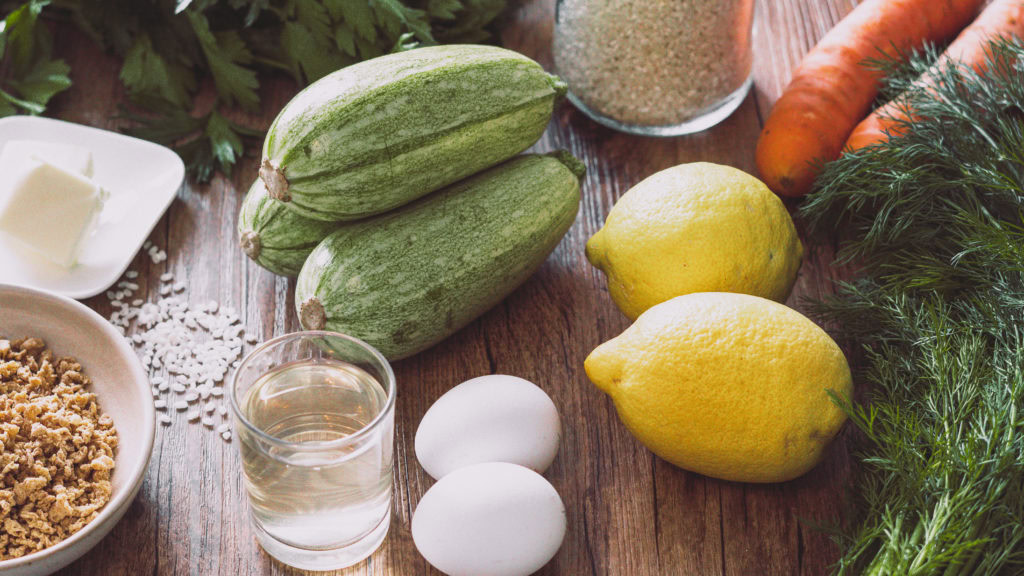 Verschiedene Zutaten für griechische Zucchini in Zitronensoße