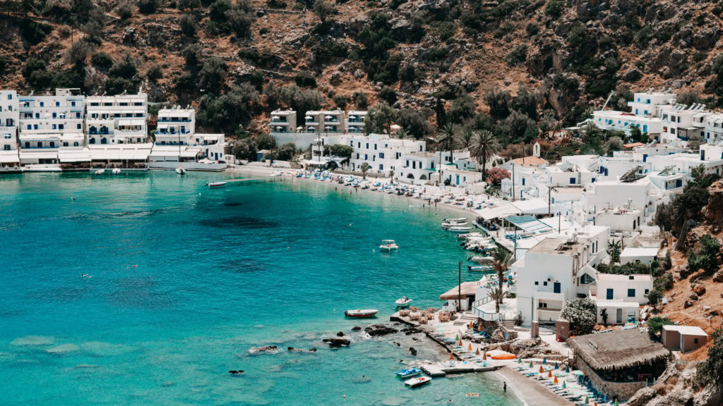 eine griechische Stadt am Türkisen Meer