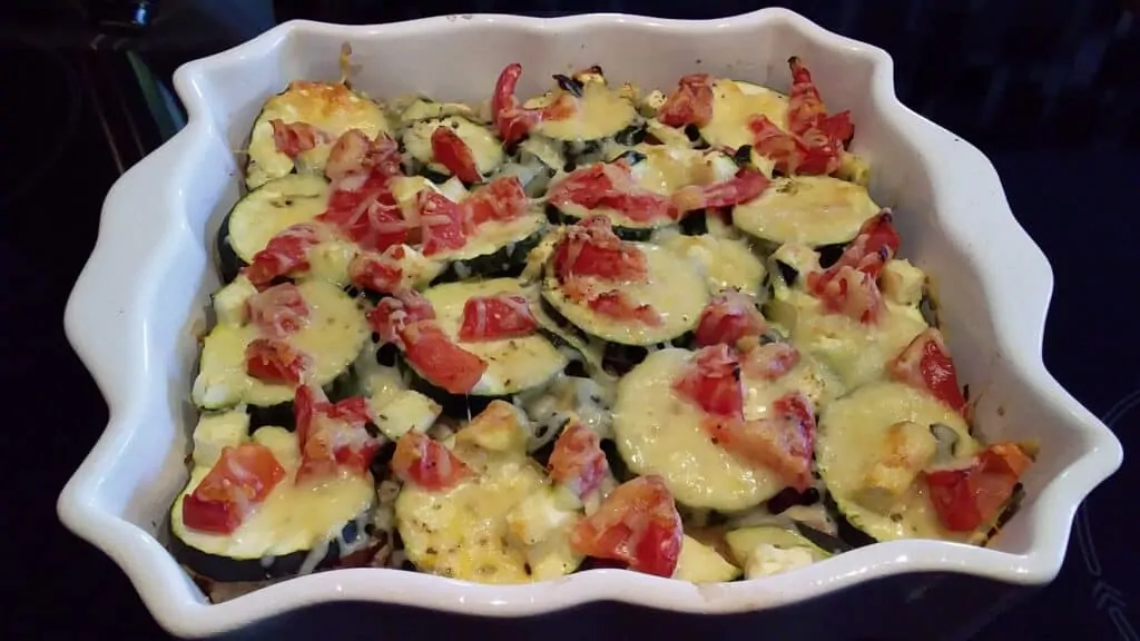 Recette healthy : Gratin de courgettes et de tomates au thon fraîchement sorti du four