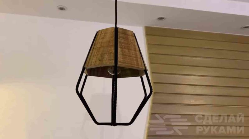 Стильная декоративная лампа из металла и дерева