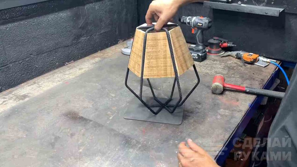 Стильная декоративная лампа из металла и дерева Стильная декоративная лампа из металла и дерева Самоделки