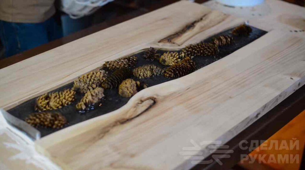 Крутой стол из дерева, эпоксидки и шишек