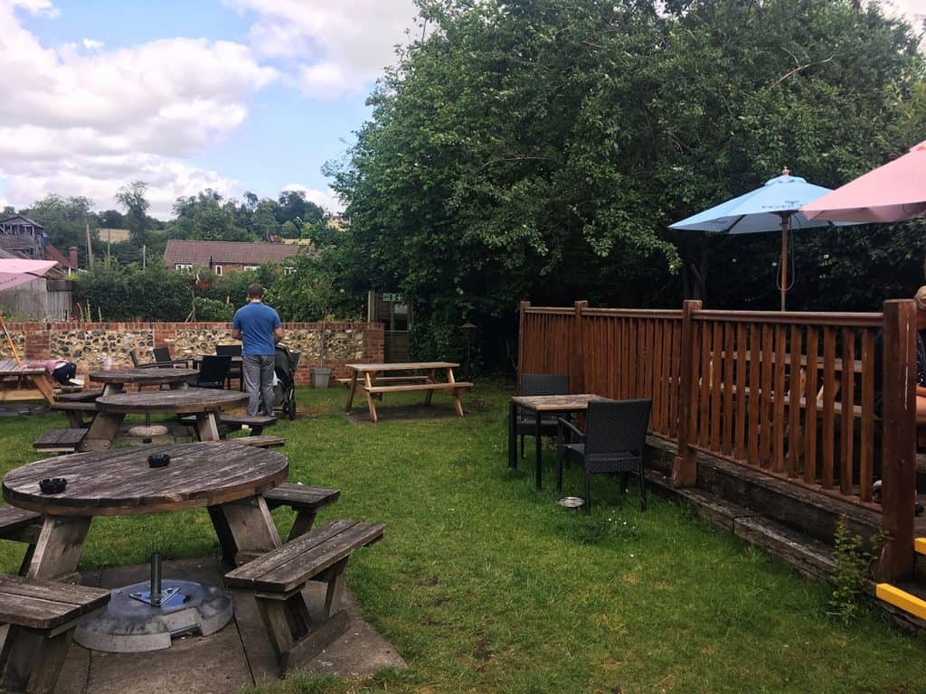 OLD AMERSHAM PUB: THE ELEPHANT AND CASTLE'S GARDEN