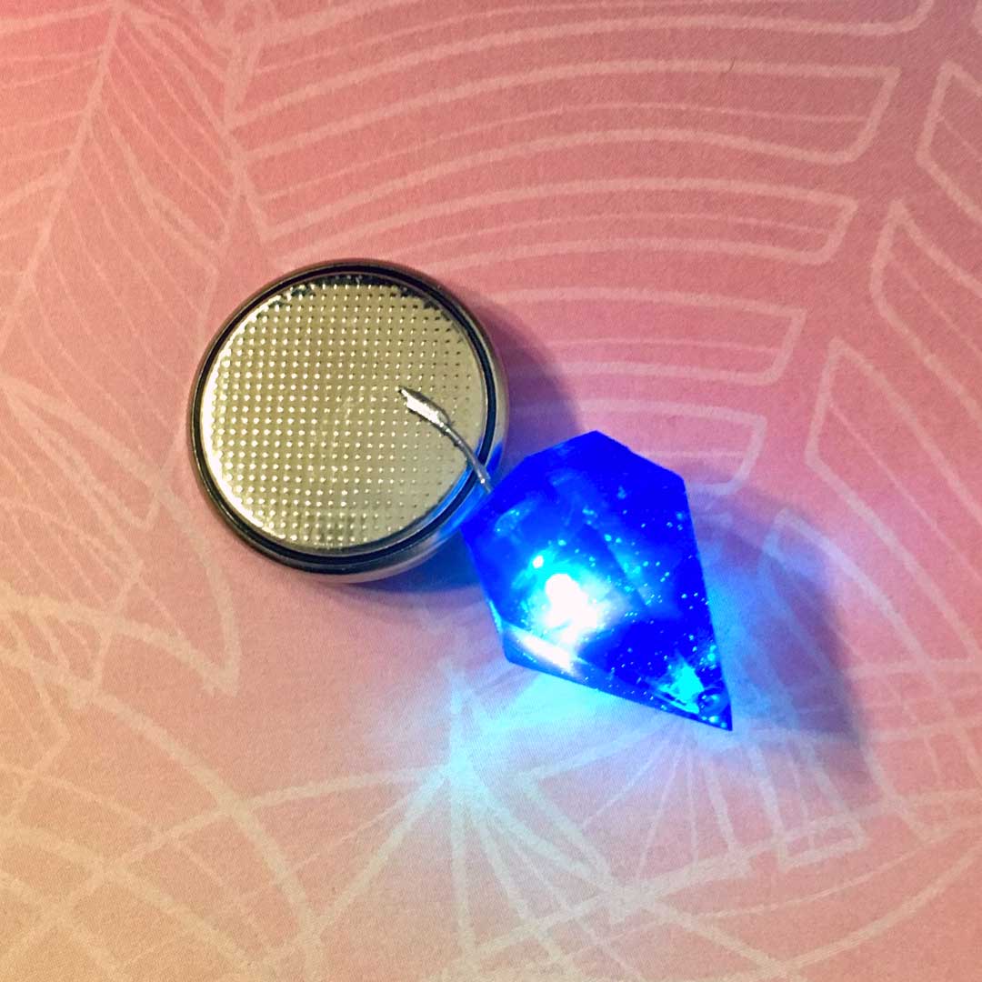 Leuchtende Kristalle gießen mit UV Harz & LED Licht | PixieCrafting Blog