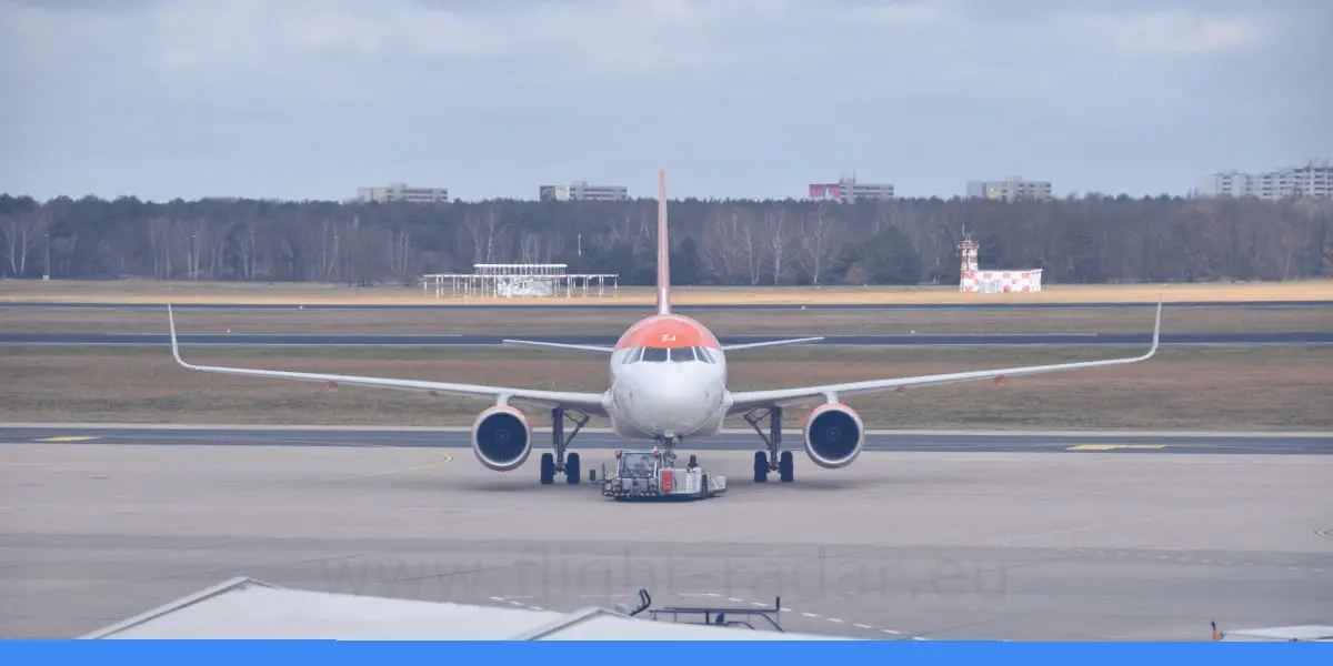 Le radar vol montre cet avion (A320), même s'il va bientôt décoller.