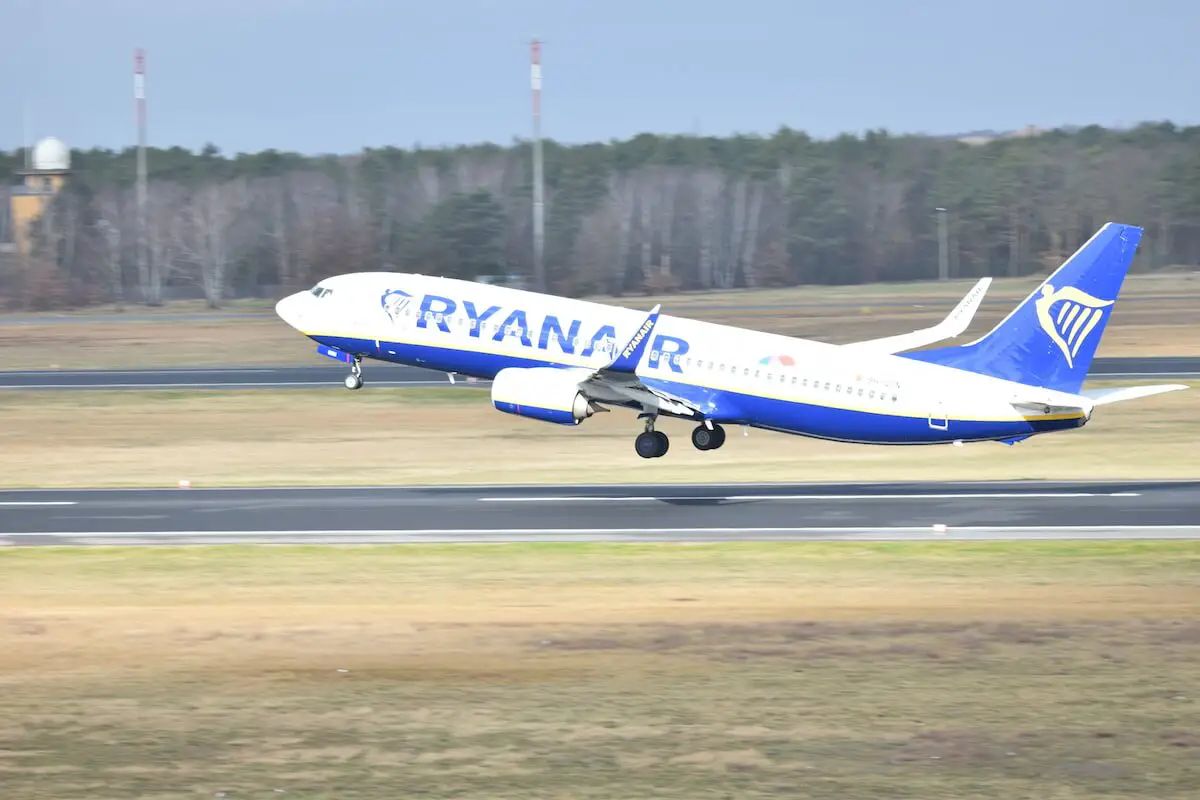 Ryanair-flygplan som lyfter: Sådana flygrörelser kan spåras på flygradar.