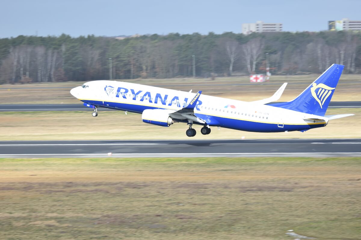 Avionul Ryanair care decolează: Această companie aeriană apare frecvent pe radarul de zbor.