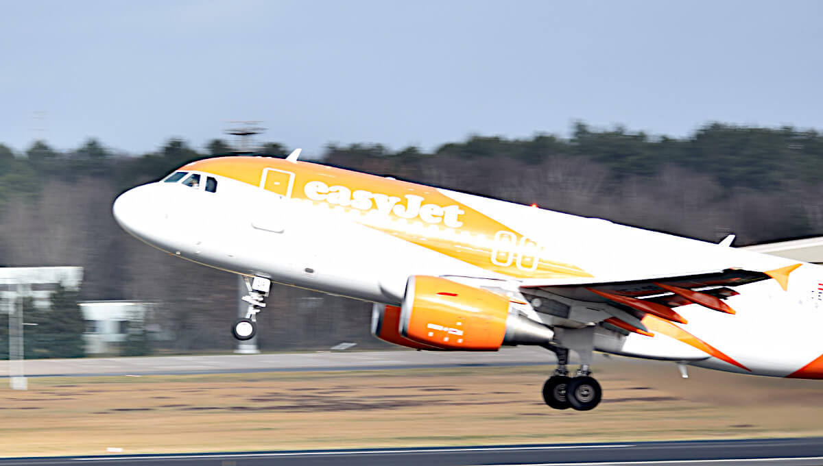 Un avion de la compagnie aérienne Easyjet pendant le décollage sur la piste de l'aéroport.