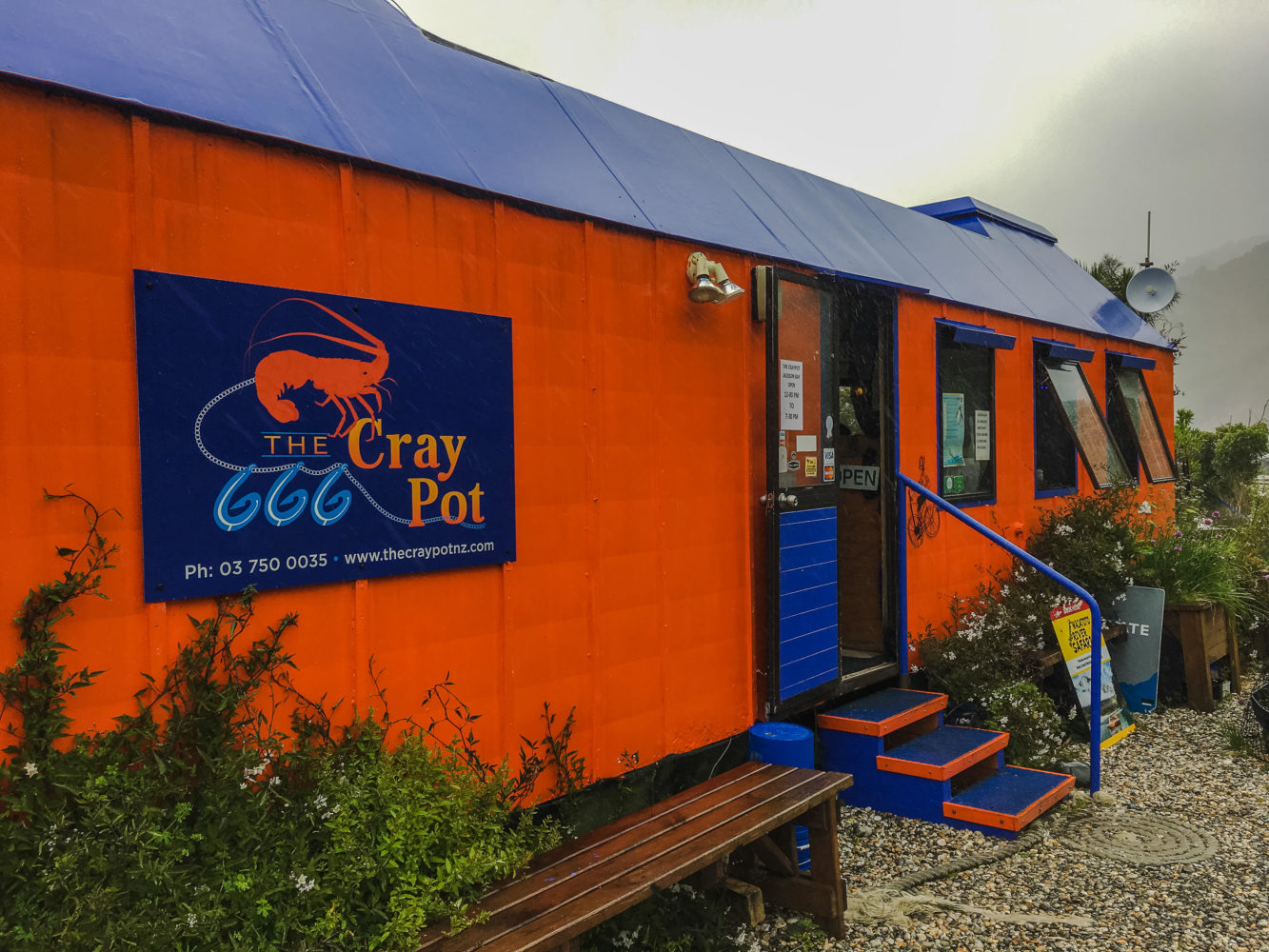 The Cray Pot in einem roten Caravan