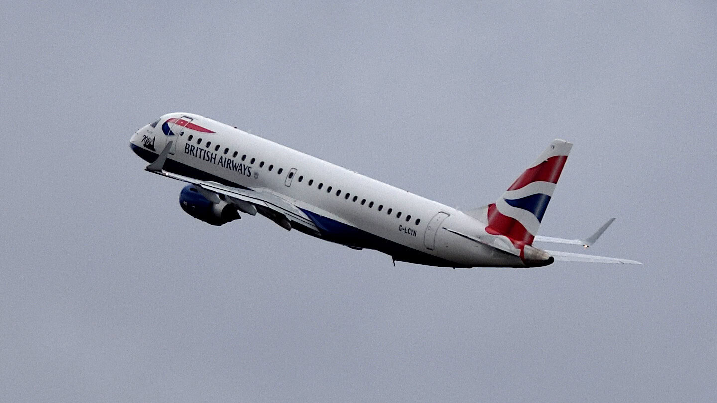 Already trackable at Plane-Finder: A British Airways aircraft at take-off.