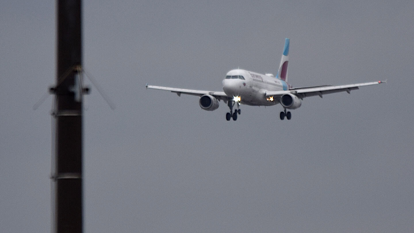 A plane on approach. This landing can be followed live with the flight radar of FlightAware.