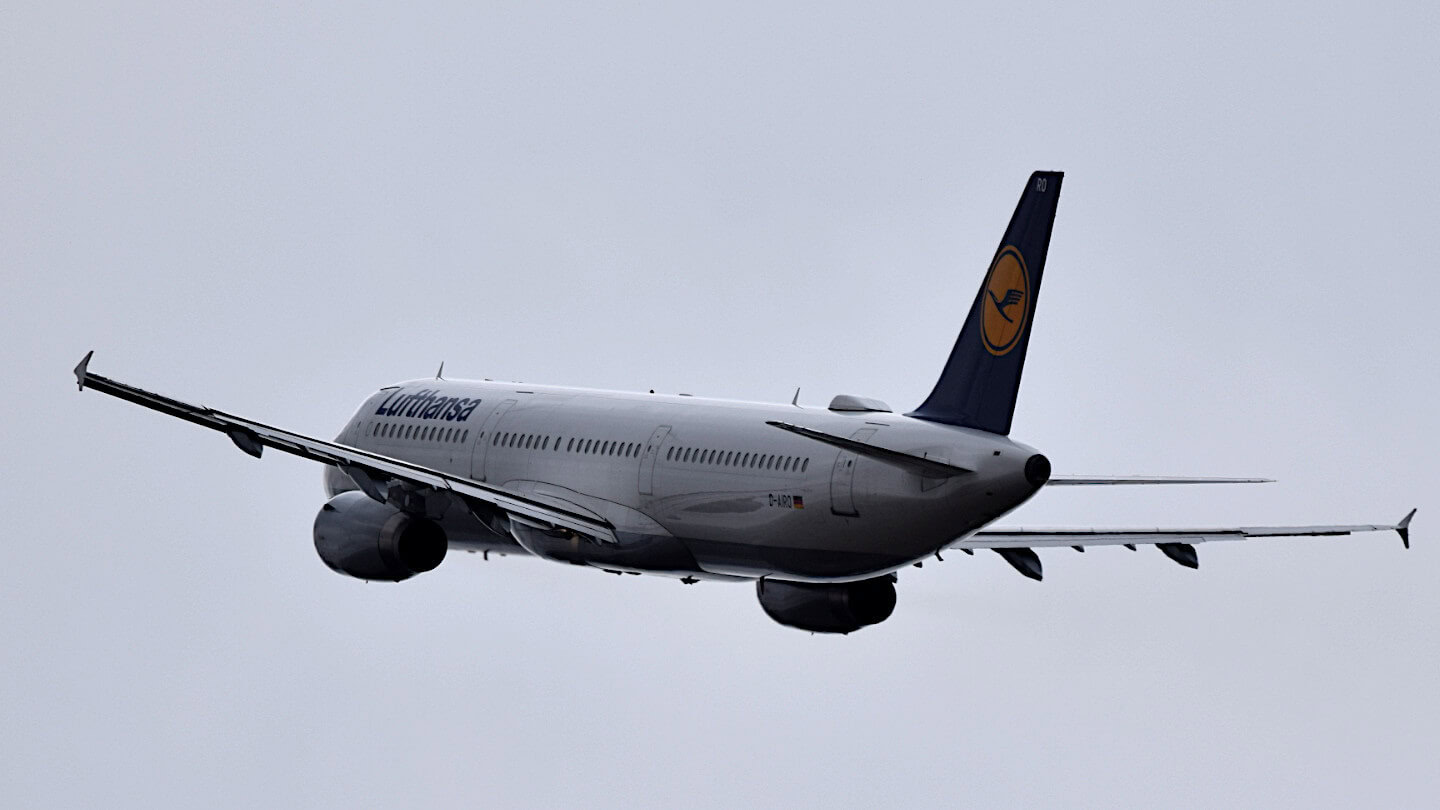 An aircraft of the airline Lufthansa at take-off.