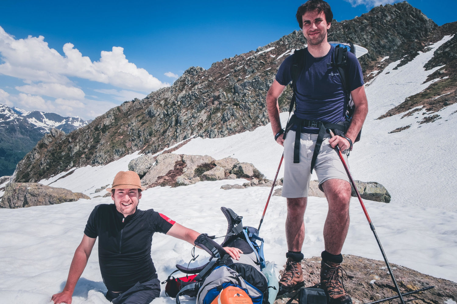 Eingebrochener Wanderer im hüfthohen Schnee