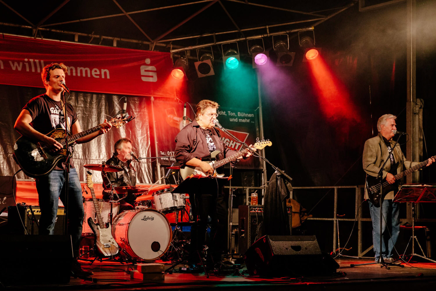 Die ganze Band The Earls auf der Bühne