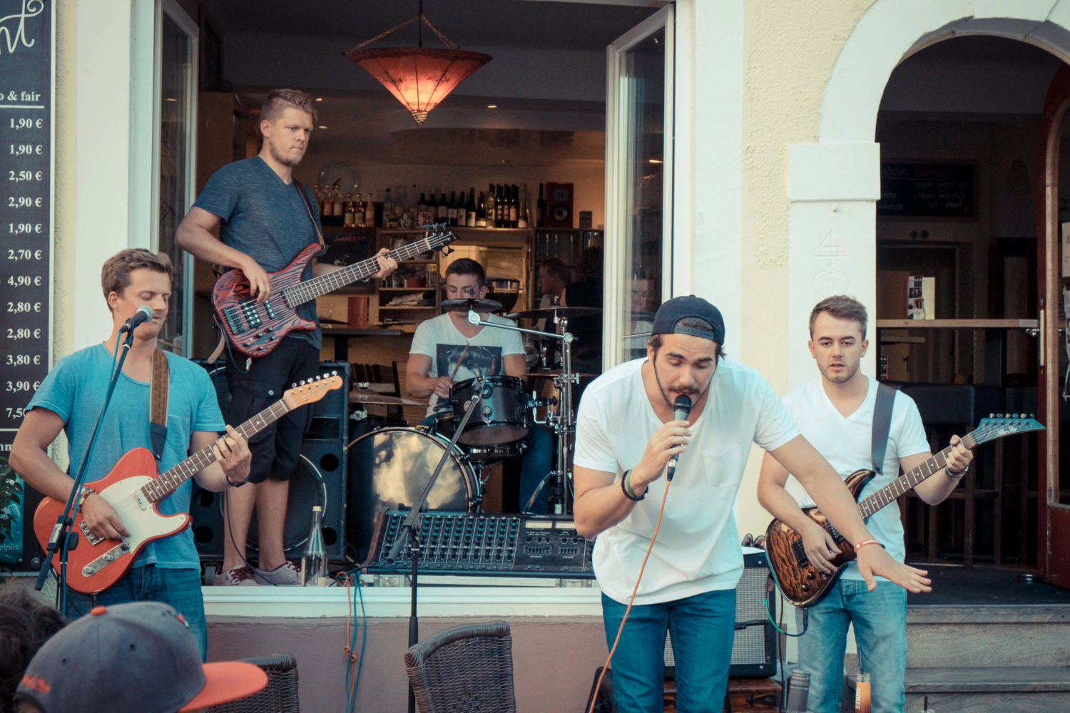 Band Take it baked spielt vor dem Café Akzent Café Akzent in Landau