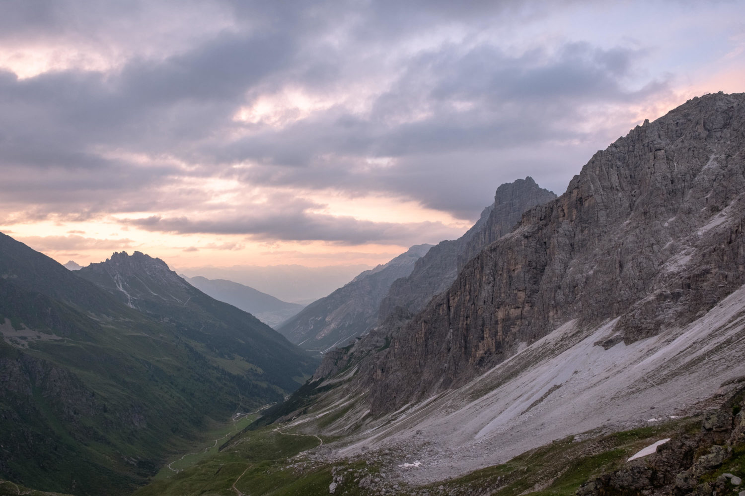 Elfer und Kalkwand beim Sonnenuntergang